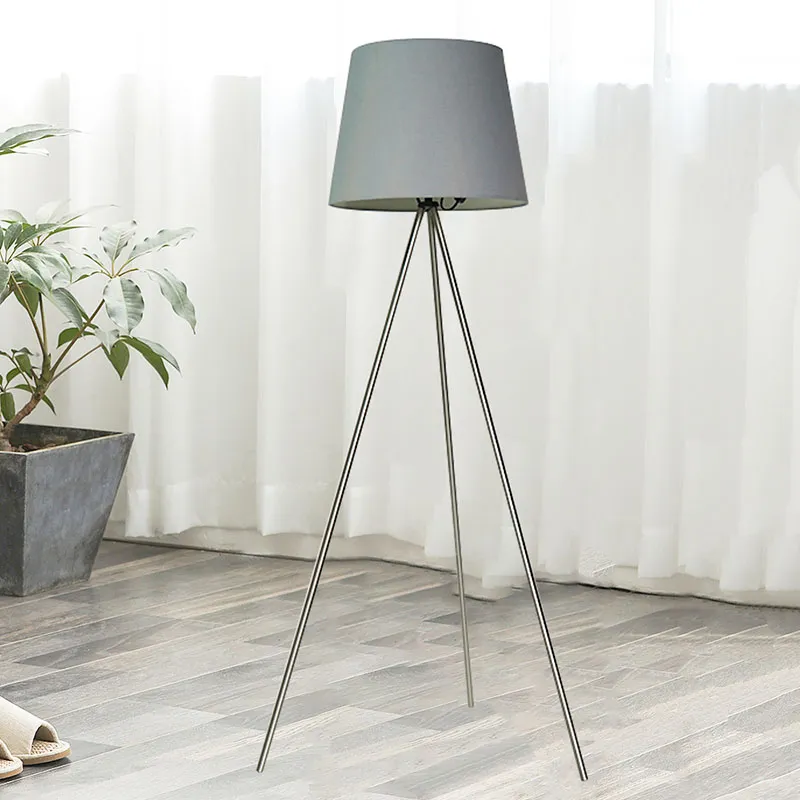 Apakah kelebihan lampu lantai tripod?
